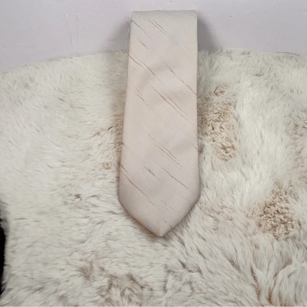 Cream Silk Tie with Subtle‎ Pattern